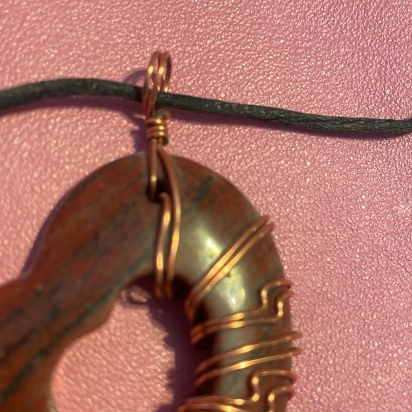 Heart shaped rock necklace with beautiful wire detailing - Picture 4 of 4